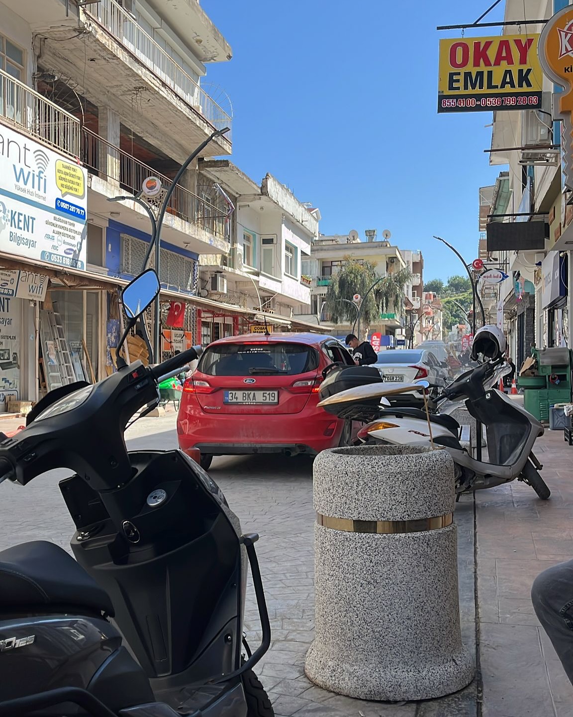 Finike’nin en işlek noktalarından biri olan Atatürk Caddesi’nde esnaf, bitmek
