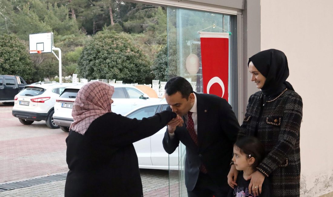 FINİKE’DE DAYANIŞMA VE BEREKET GECESİ: İFTAR PROGRAMINDA ANLAMLI BİRLİK.. Finike Kaymakamı Musa Kazım Çelik’in şehit yakınları, gaziler, yetim ve