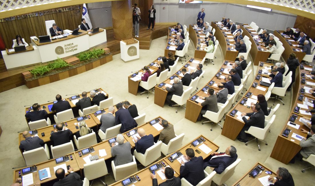 Antalya’nın trafik sorunu meclisde Antalya Büyükşehir Belediye Başkanı Muhittin Böcek başkanlığında düzenlenen Mart Ayı