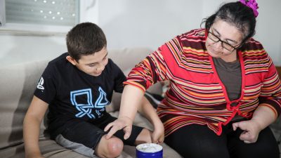 Antalya'da el ve ayak anomalisiyle dünyaya gelen, bu nedenle bacakları