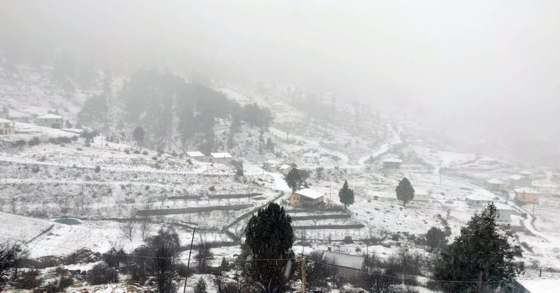 Yüksek kesimlerinde kar etkili oldu Yüksek kesimlerde kar yağışı etkili oldu. Yoğun kar nedeniyle kapanan