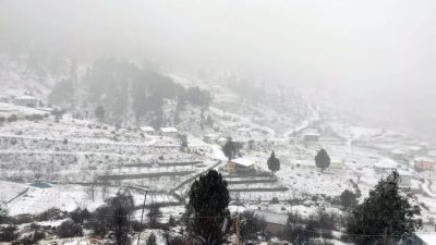 Yüksek kesimlerde kar yağışı etkili oldu. Yoğun kar nedeniyle kapanan
