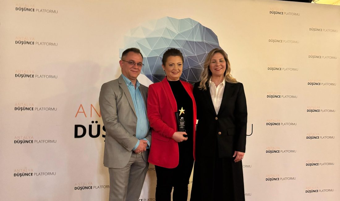 FİNİKELİ KADIN GİRİŞİMCİ ALİYE ÇEVİK EN İYİ KADIN GİRİŞİMCİ ÖDÜLÜ Tarım sektöründeki öncü başarısıyla adından söz ettiren Meyvacılar İthalat İhracat