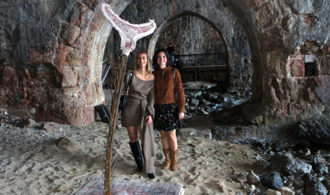 Deprem enkazından topladığı demirlerle yaptığı eseri sergide ADIYAMANLI depremzede Berfin Dolaş (30), 6 Şubat depremlerinin ardından enkazdan