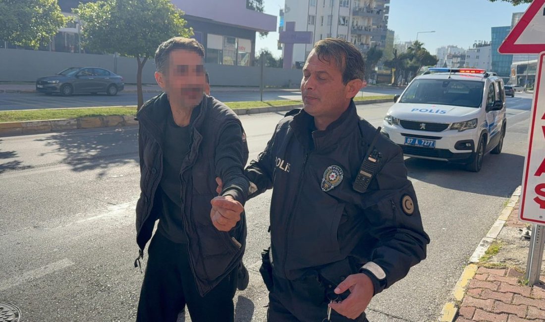 Kaza sonrası alkollü sürücüye tepki ANTALYA'da kaldırımda yürürken hafif ticari aracın çarptığı Turan Erdoğan yaralandı.