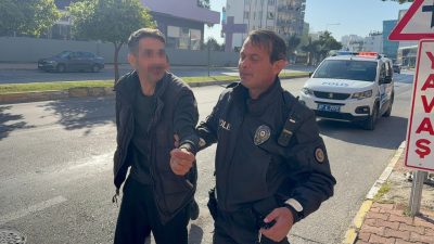  ANTALYA'da kaldırımda yürürken hafif ticari aracın çarptığı Turan Erdoğan yaralandı.