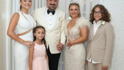 Ünlü sanatçı Volkan Konak, 1992 yılında evlendiği eşi Selma Konak