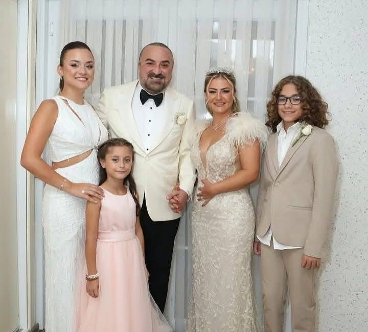 Ünlü sanatçı Volkan Konak, 1992 yılında evlendiği eşi Selma Konak