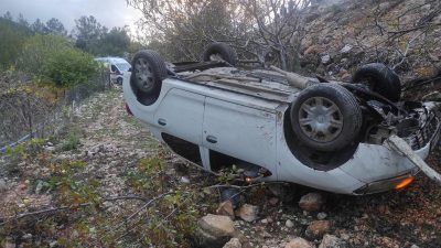 Antalya’nın Finike ilçesinde meydana gelen trafik kazasında kontrolden çıkan araç