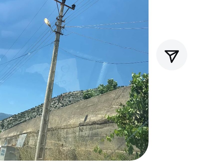 Finike’nin birçok mahallesinde aylardır devam eden gündüz yanan sokak lambaları